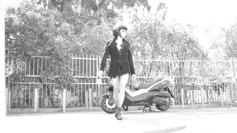 Voyager: În timpul călărire, fusta ei se ridică și își dezvăluie penisul mic