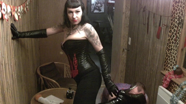 Domina Lady Vampira - SM Studio Femdom Empire: Diperhatikan dan dihukum oleh puan dengan Leathergloves