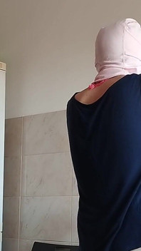 Figa pelosa della mora, grandi tette, donna pelosa sensuale in cucina.
