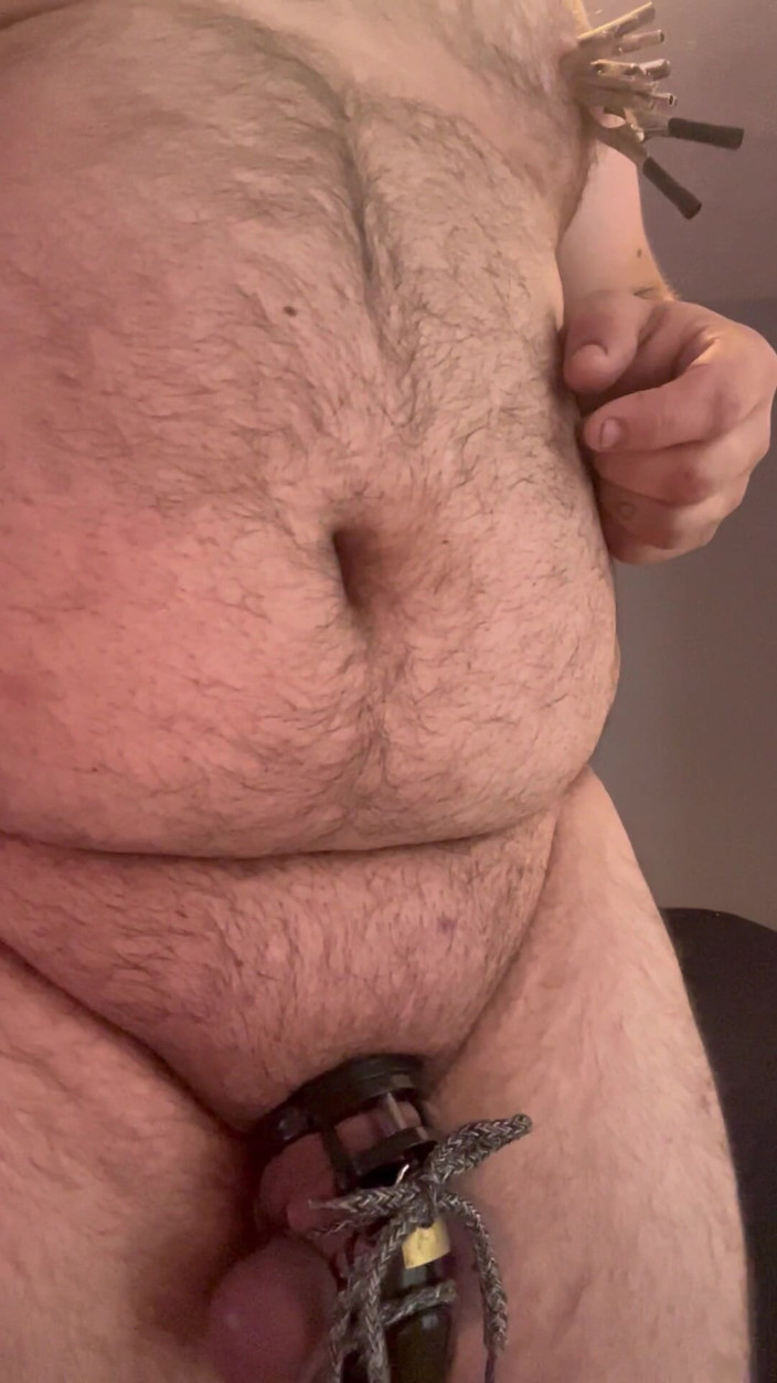 Shaun Cbt: Cudnost s svazováním koulí a extrémními svorkami na bradavky 