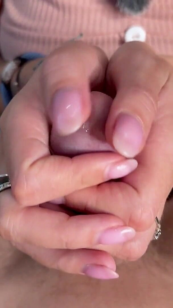Sandy and Chris: POV クローズアップの官能的な手コキと熱い射精
