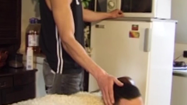 SEXUAL SIN GAY: 屁股密集场景-2 苗条的twwink朋友在沙发上操对方的屁股
