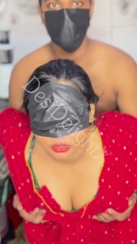 Bhabhi вызывает Devar на кухне для первого страстного секса