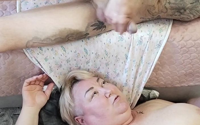Zona901: Я дрочу мой член и кончаю в рот моей мачехи