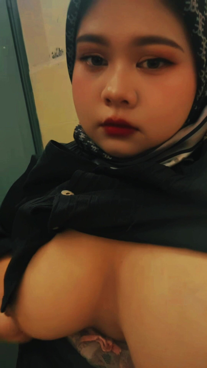 Cris Santana: Ajsxx99 - mijn mooie Maleisische meisje in een hijab wacht tot...