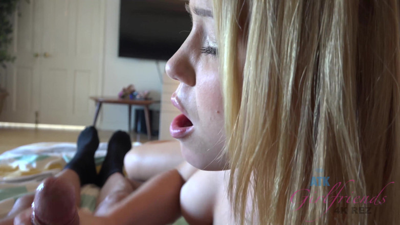 ATK Fans (Girlfriends): Virtuální honění / kouření / footjob s Raylin Ann