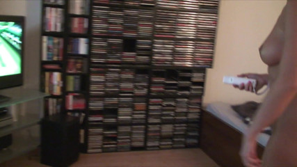 All Those Girlfriends: Vanessa Jordin juega videojuegos en casa