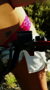 Donna Bionda Si Masturba Su Un Atv Nel Deserto