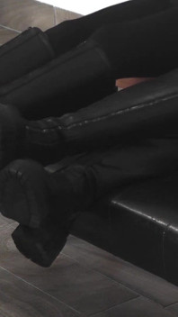 Gli stivali sporchi di mistress olga e natasa