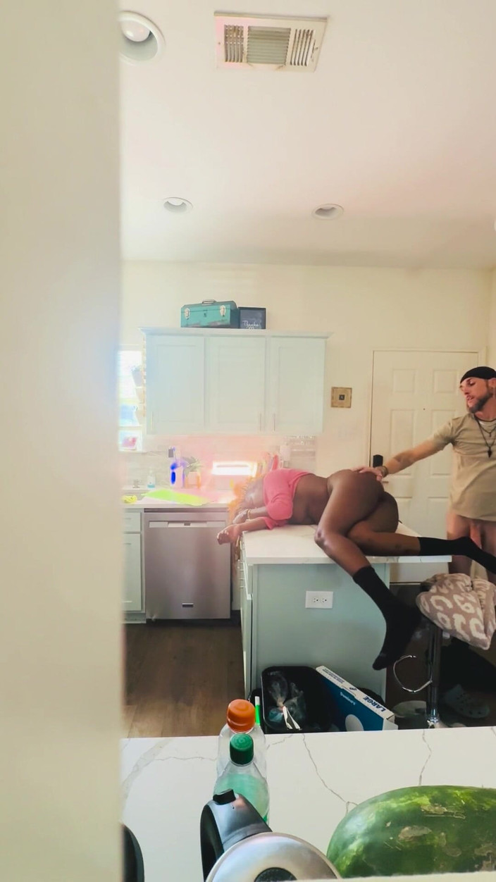 White chocolate: Fiul vitreg își prinde mama țâțoasă negresă futându-l pe vecinul alb.