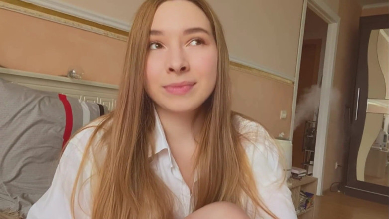 Loly Lola: Beautiful Girl's Pussy Throbs and Cums