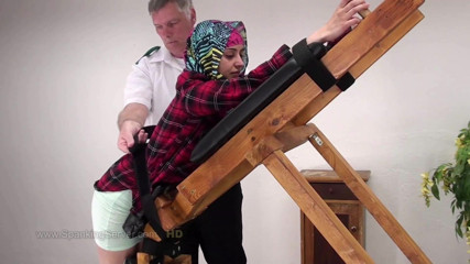 Spanking Server: Yasmeena, cur uns cu ulei pentru această fată arabă