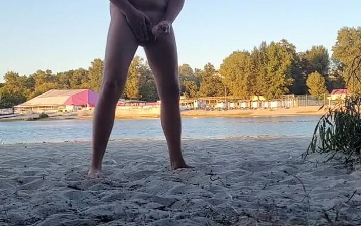 Wanker forever: Tio meando, sacudidas y corriéndose en la playa nudista