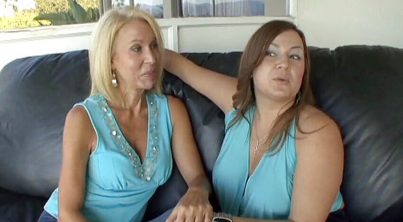 Lesbo Tube: Una ragazza dai grossi seni si fa leccare e usare...