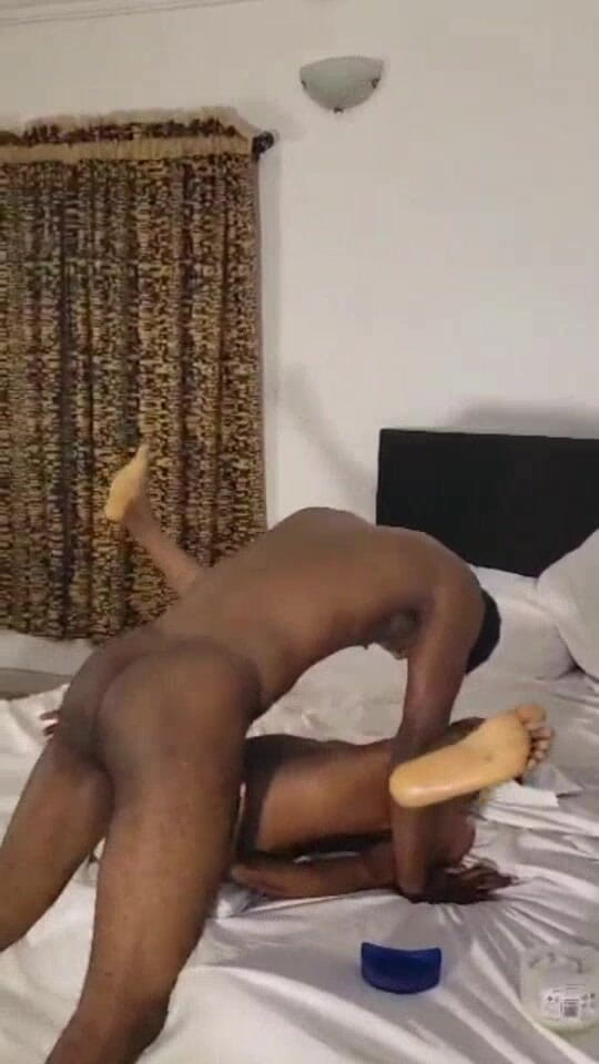 Sweetass132: Большая попка принимает большой черный член его соседа