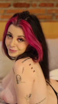 Grande peituda gótica menina buttafly, suga baby