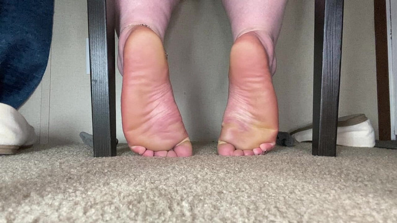BellaBlast: Büyük ayaklar- kaldırma ayakkabı ve çorapların sandalye altında görünümü