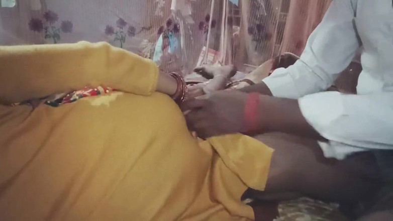 Your nisha bhabhi: 집에 아무도 없었기 때문에 마누라는 보지를 보여주고 많이 따먹었어