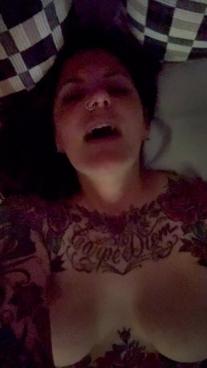 Carrie Capri: Zo hard masturberen en klaarkomen midden in de nacht