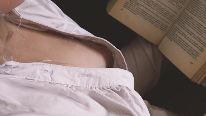 Liz Rainbow: リズのちっぱいを見つめている