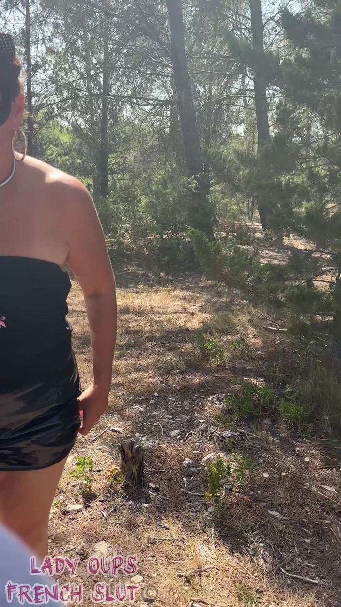 Lady Oups: Ținută Pe Lesă În Micro Fustă Latex Față Acoperită Cu Exterior