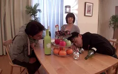 Fitta slickade asiatisk skönhet rider stor kuk