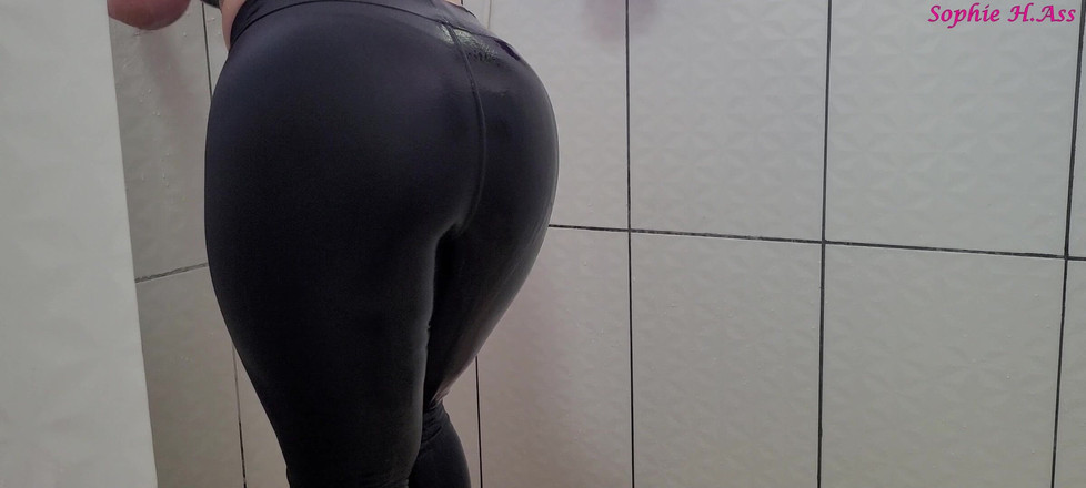 Sophie HelenAss: Rubia muy caliente en la ducha. Enorme culo sophie helenass