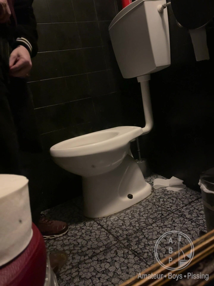 AmateurBoysPissing: 业余异性恋男孩在酒吧洗手间撒尿被抓