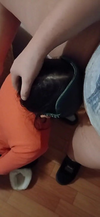 Mijn stiefdochter verleidde me en ik kon me niet tegen haar verzetten, maar ik heb haar geblinddoekt zodat ik me niet zou schamen