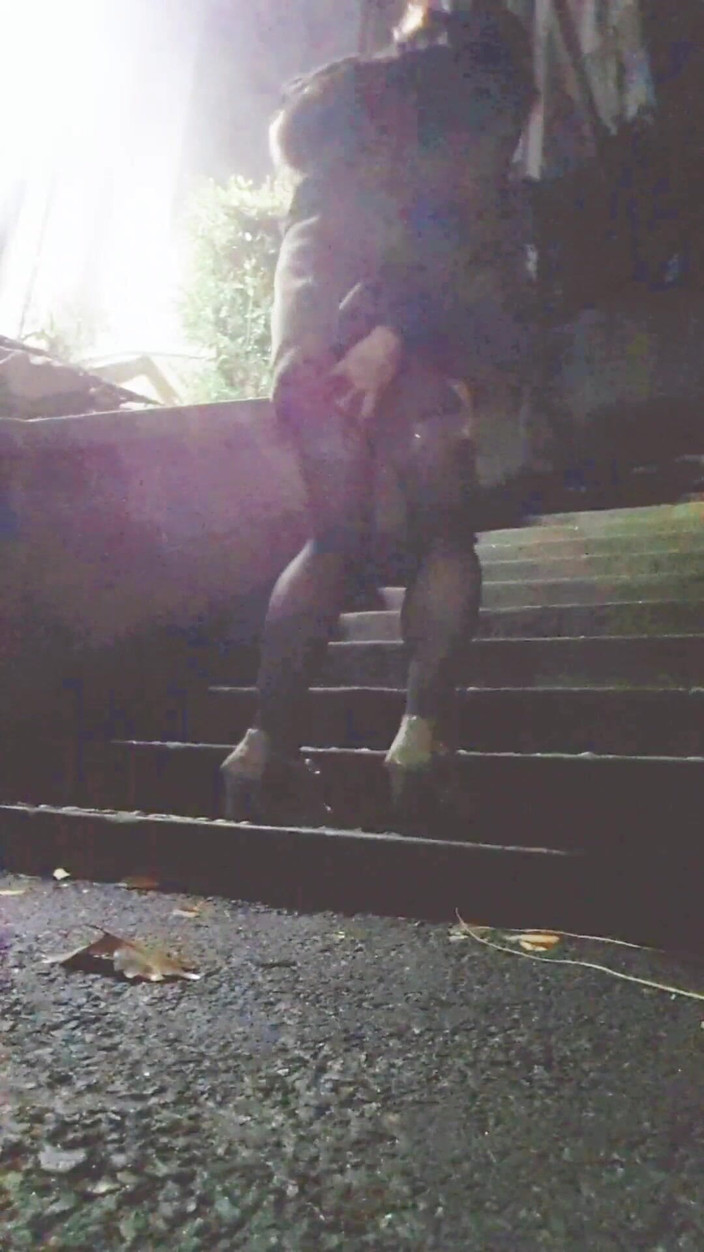 Harinni: 一个穿着开底丝袜的大学婊子，有一个振动控制器被拍到她的大腿步行穿过大学和手电筒自己