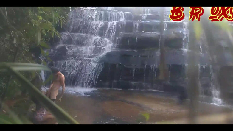 Bruxo fire: 폭포의 타오르는 화재 마법사와 D4 봄봄범은 빨간색으로 가득 차 있습니다.