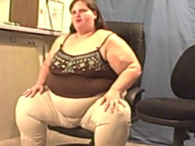 BBW nurse Vicki adventures with friends: Ssbbw Angie chewing and blowing gum for you