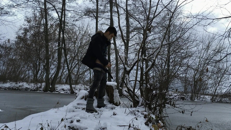 Idmir Sugary: Kar yağışlı arazide kış mastürbasyonu iki kez