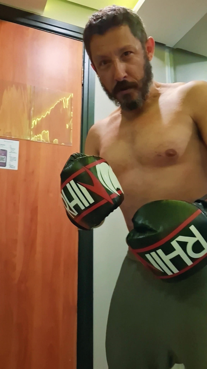 Punchbagplz: Gouine worstelaar - pov spieraanbidding trainingssessie