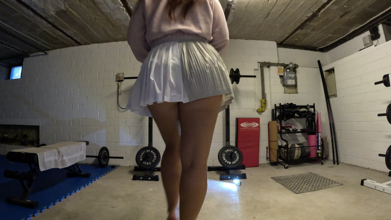 REELL - The cute Girl next door _ FemDom Reality: З моїми новими дерев'яними мулами я розбиваю його дорогу колекцію марок!
