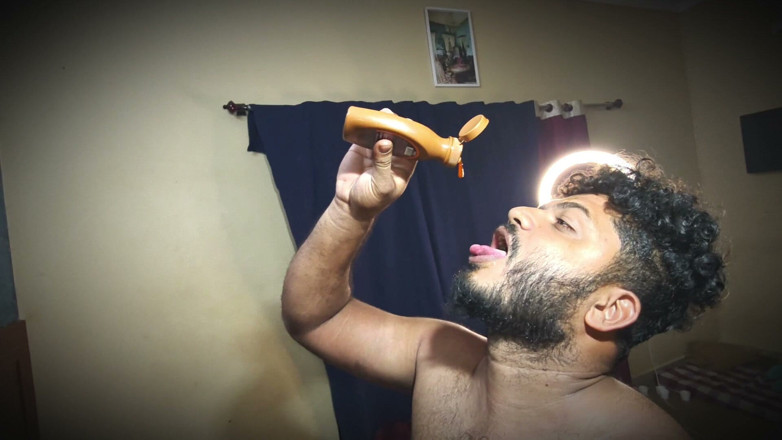 Kamasutra216789: Lambendo jogo sexual de Jackson com xarope de chocolate sobre...
