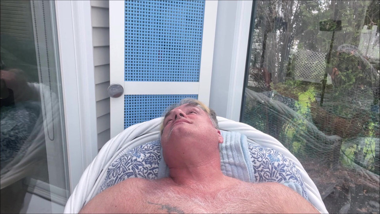 Dom Rod: Hunk padrasto urso nu tomando banho de sol na Varanda 6