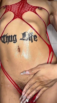 Ladyboy Kiki membuatkan segelitir pancutan mani tebal