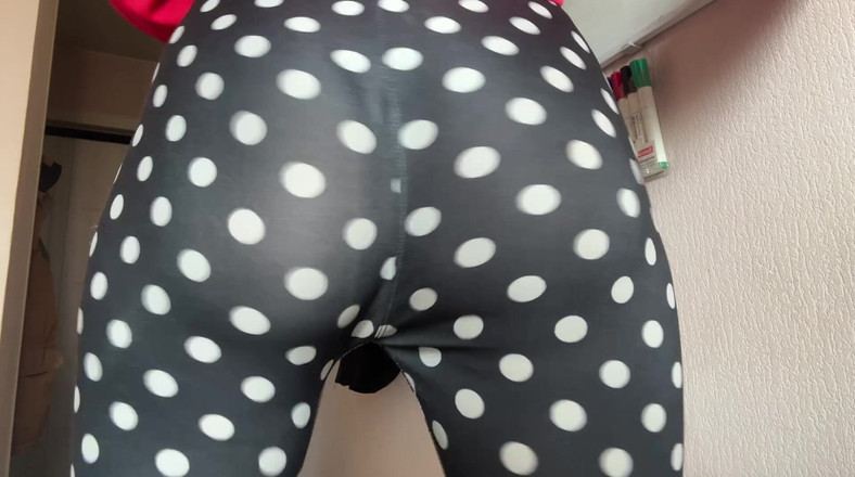 Skinny_lady69: Hypn0 穿着紧身裤的屁股颤抖