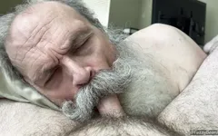 Papà affamato di sborra succhia cazzo, munto fino all'ultima goccia