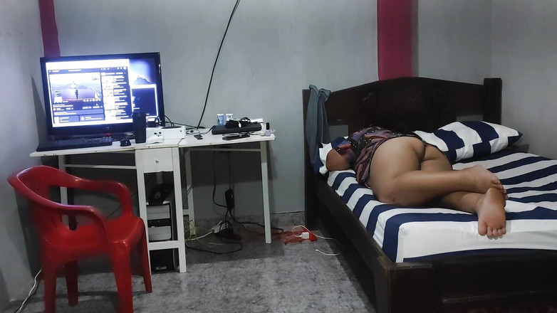 WhysMom: 彼がバスルームにいる間に私の親友の妻を犯し、彼が部屋にいないたびに妻を精液で満たします