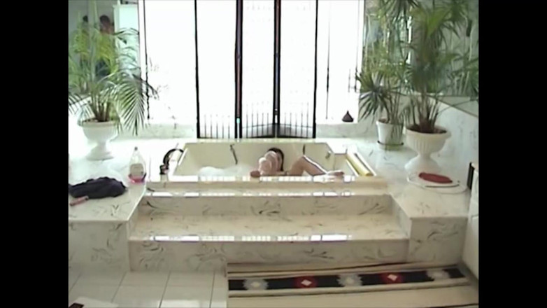 MMV BEST MOVIES AND CLIPS: Nadržená holka se sprchuje a masturbuje nadrženou kundičku