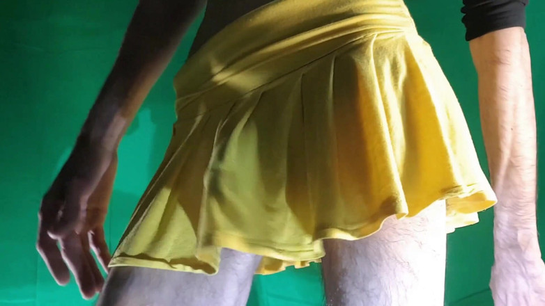 HeIsSooThin: Крихітні жовті картаті стрінги під жовтою спідницею