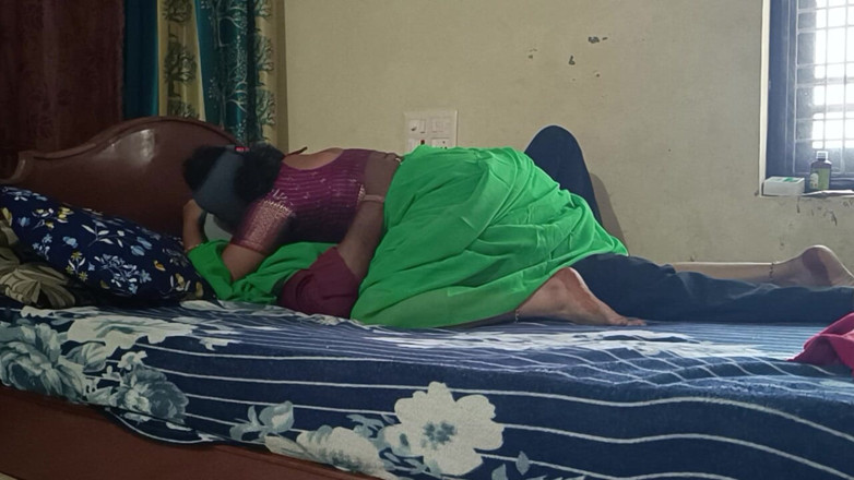 Decent couples: Desi quente linda tia fodendo com empregada no quarto desfrutar...