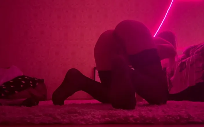 LopaLopa: The girl fucks cam again