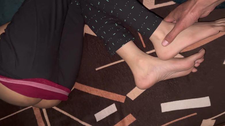 Desifilmy45: Das Bett Mit Der Jüngeren Stiefschwester Geteilt Und Ihre Enge...