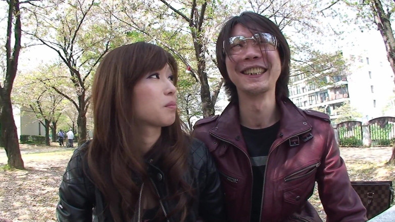 Asian X: Il marito giapponese guarda la figa pelosa della moglie scopata...