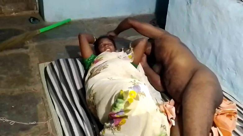 Desi palace: India mucama folla dueño de casa en sari