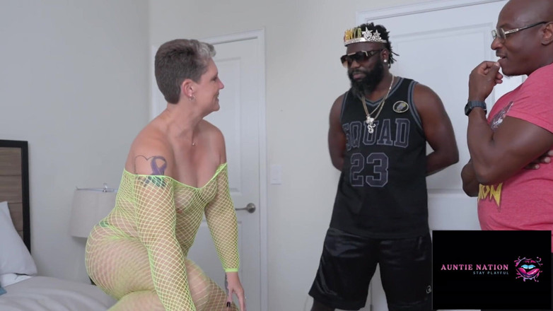 Auntie Nation: Pierwszy MFM GILF