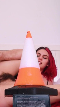 Verkeerskegel op mijn kont - Slow Motion